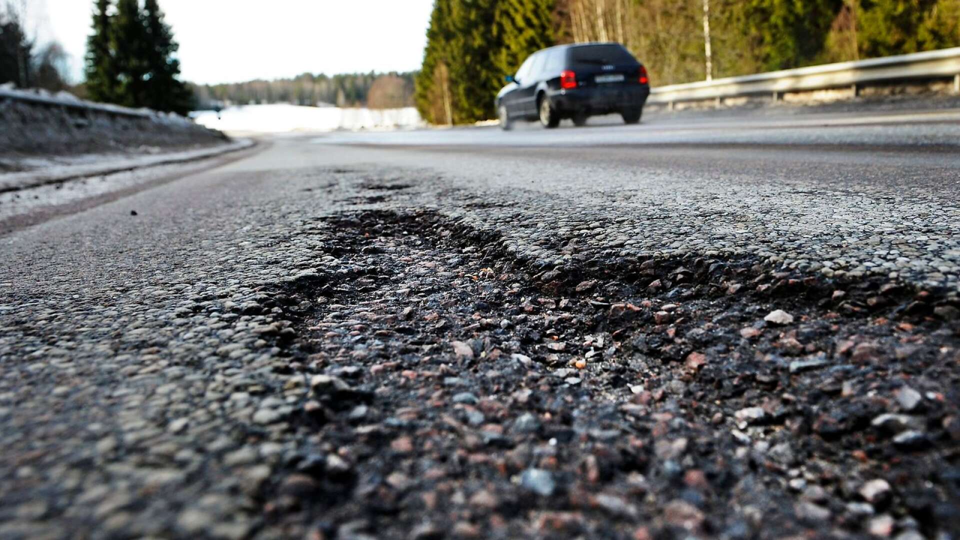 I hela Värmlands län är 20,3 procent av de statliga vägarna i dåligt eller mycket dåligt skick, skriver Marcus Dahlsten och Tina Thorsell.
