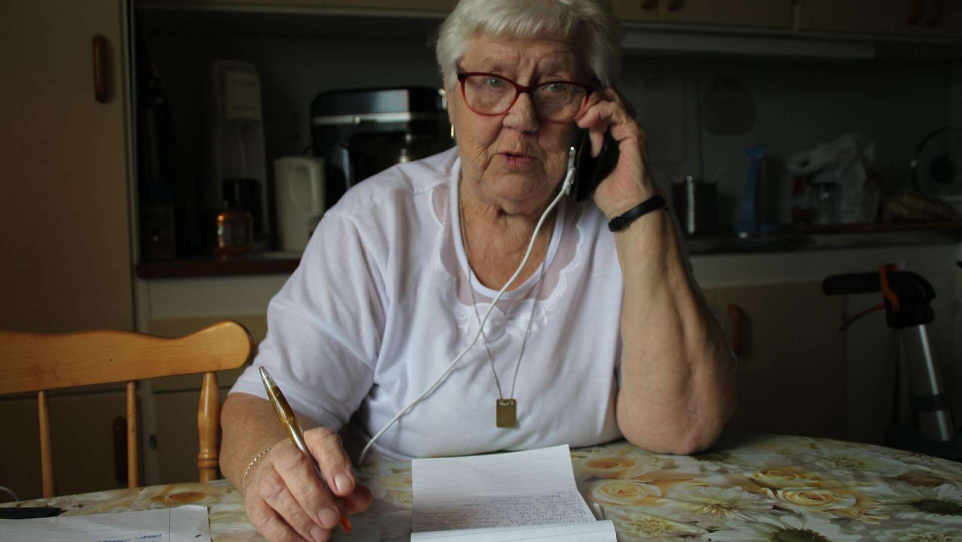 Många telefonsamtal blir det för Rigmor Engelbrektsson, Grästorp. Nu vill hon ha ett lättare och mer begripligt system för färdtjänst och sjukresor.