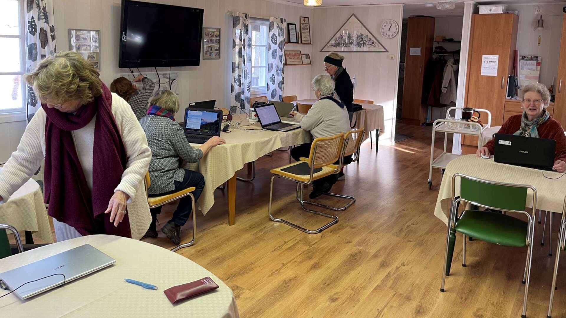 Datorkursens deltagare i Röda korsets lokal.