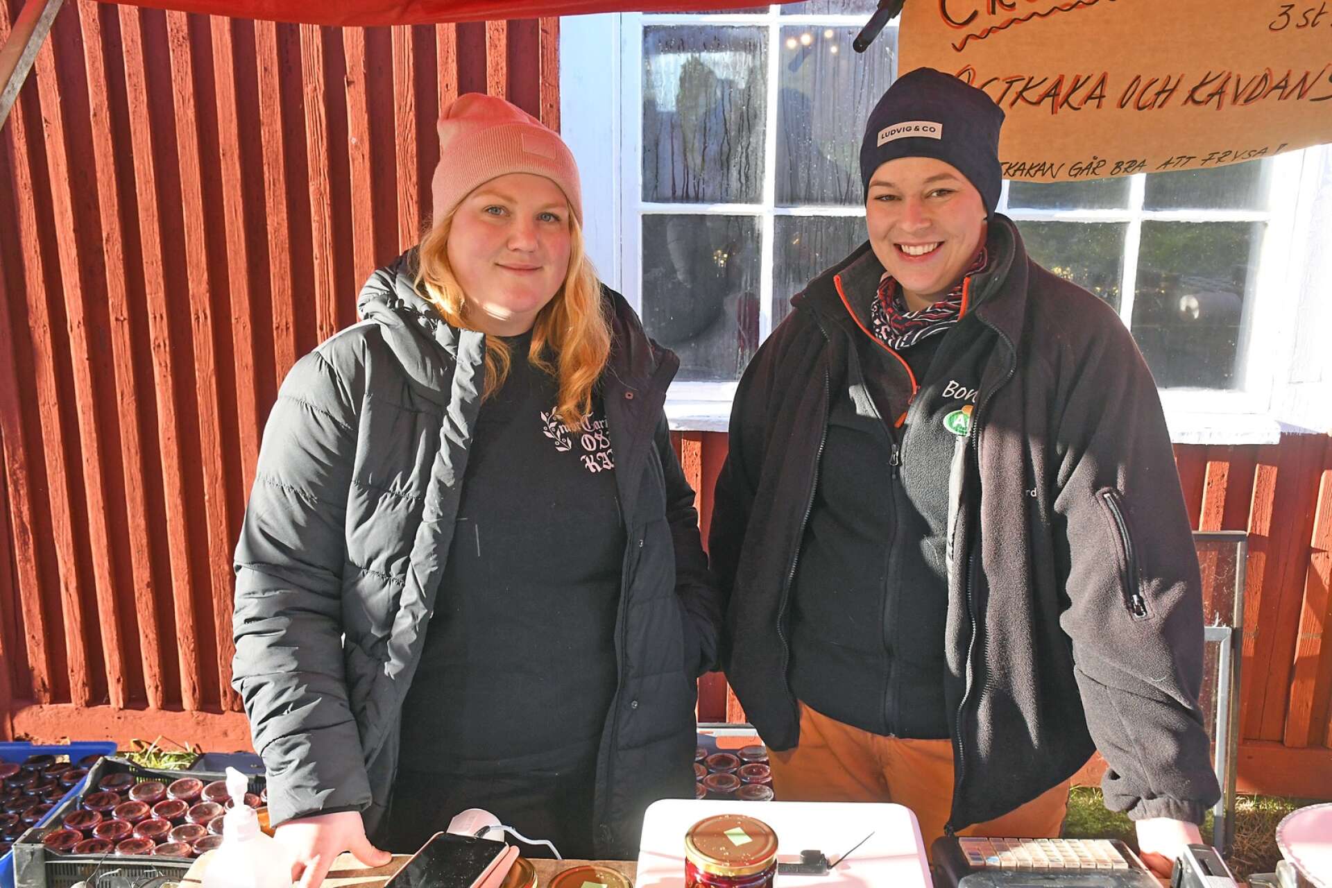 Felicia Larsson (vänster) och Louise Nilsson på Mor Carins Ostkaka.