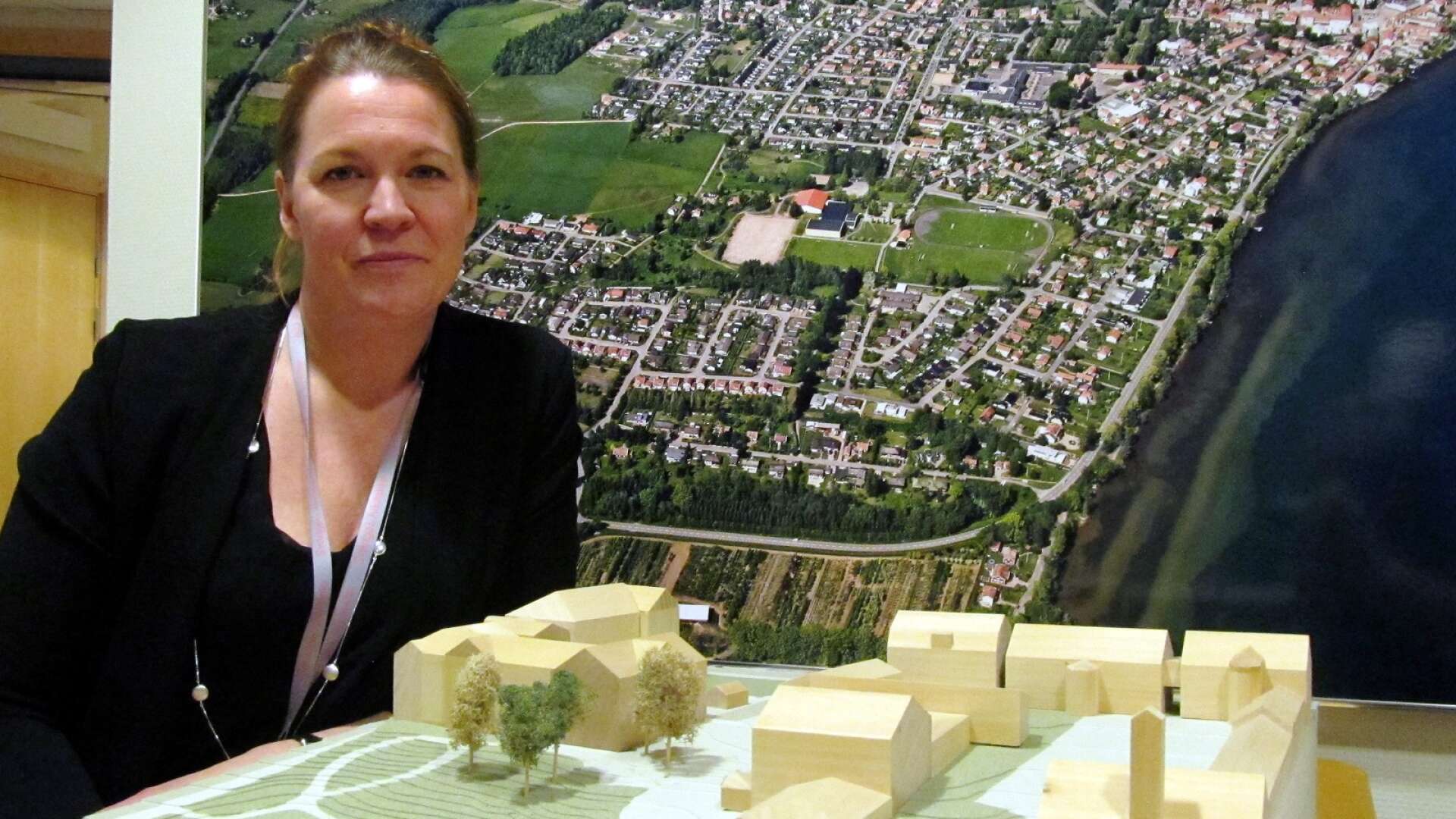 Charlotte Paulsson slutar som stadsarkitekt i Hjo och får ersättning motsvarande sju månadslöner efter en överenskommelse med kommunen. 