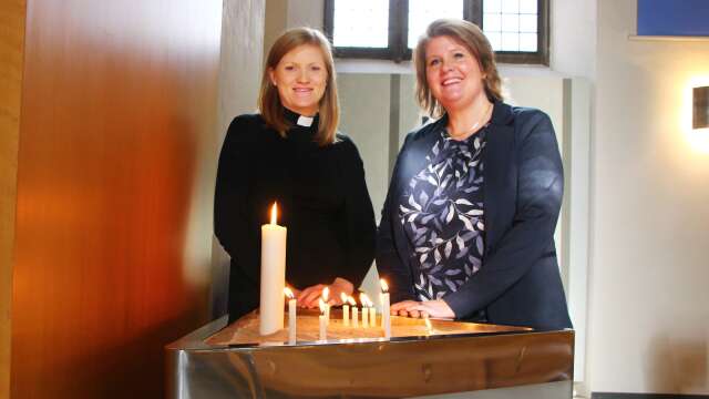 Prästen Sanna Waithaka och körledaren Kerstin Lundh välkomnar till musikgudstjänsten i S:ta Helena kyrka på tisdag kväll.