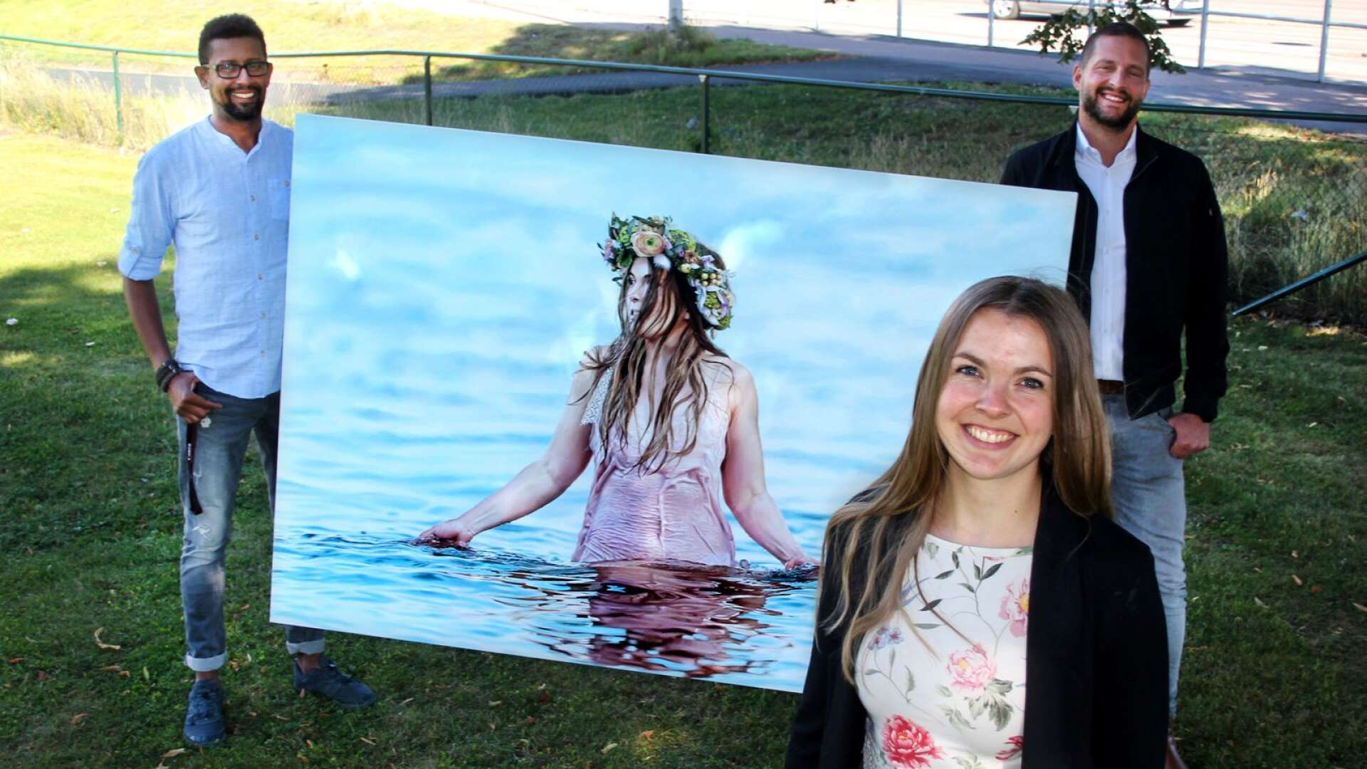 Bilden där Fanny Edvardsson står i vattnet finns med på Mathias Frykholms utställning, som har vernissage på fredag.