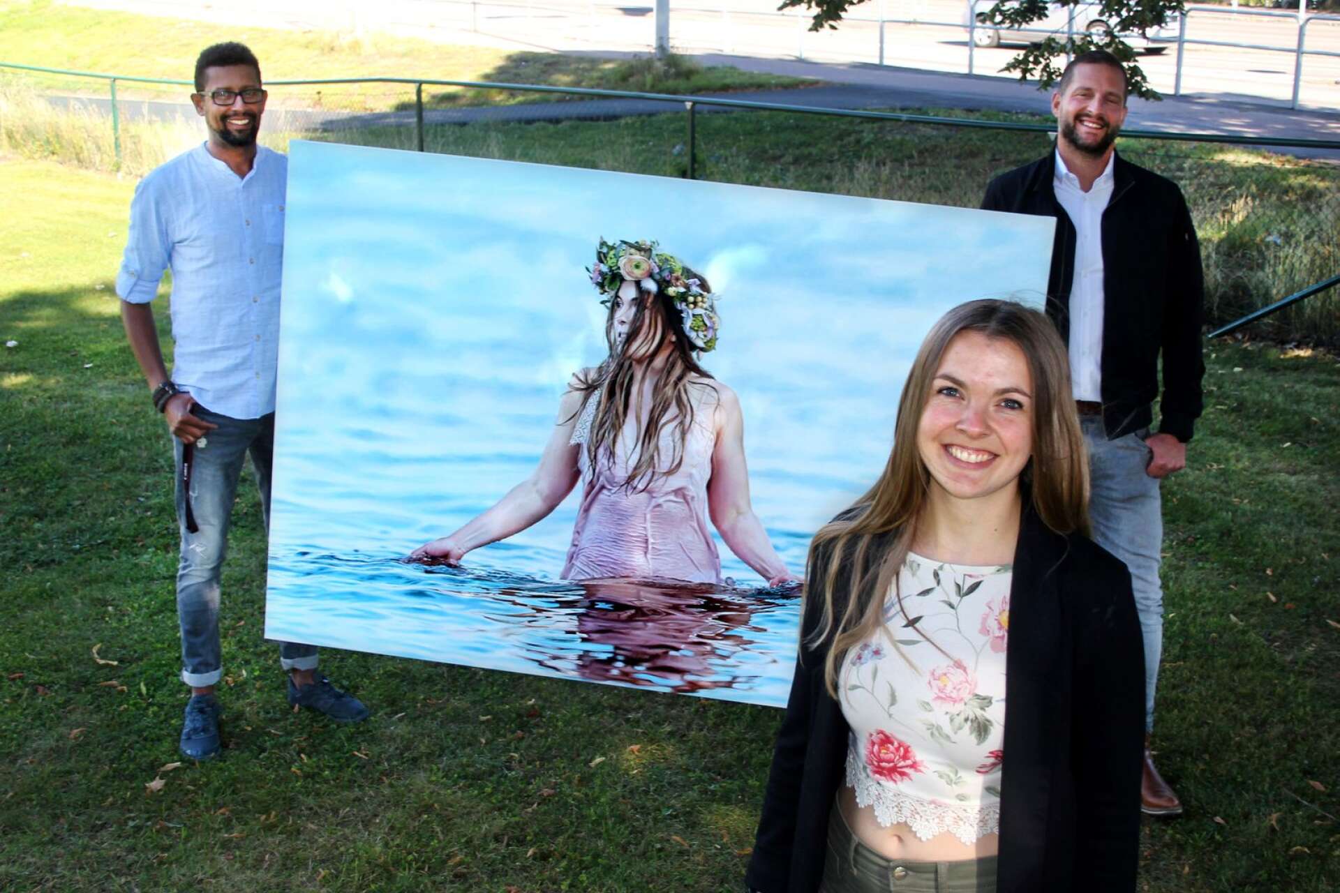 Bilden där Fanny Edvardsson står i vattnet finns med på Mathias Frykholms utställning, som har vernissage på fredag.