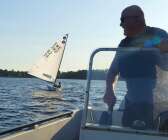 Gustavs pappa Thomas följer ibland med ut i motorbåt och hjälper Gustav i träningen.