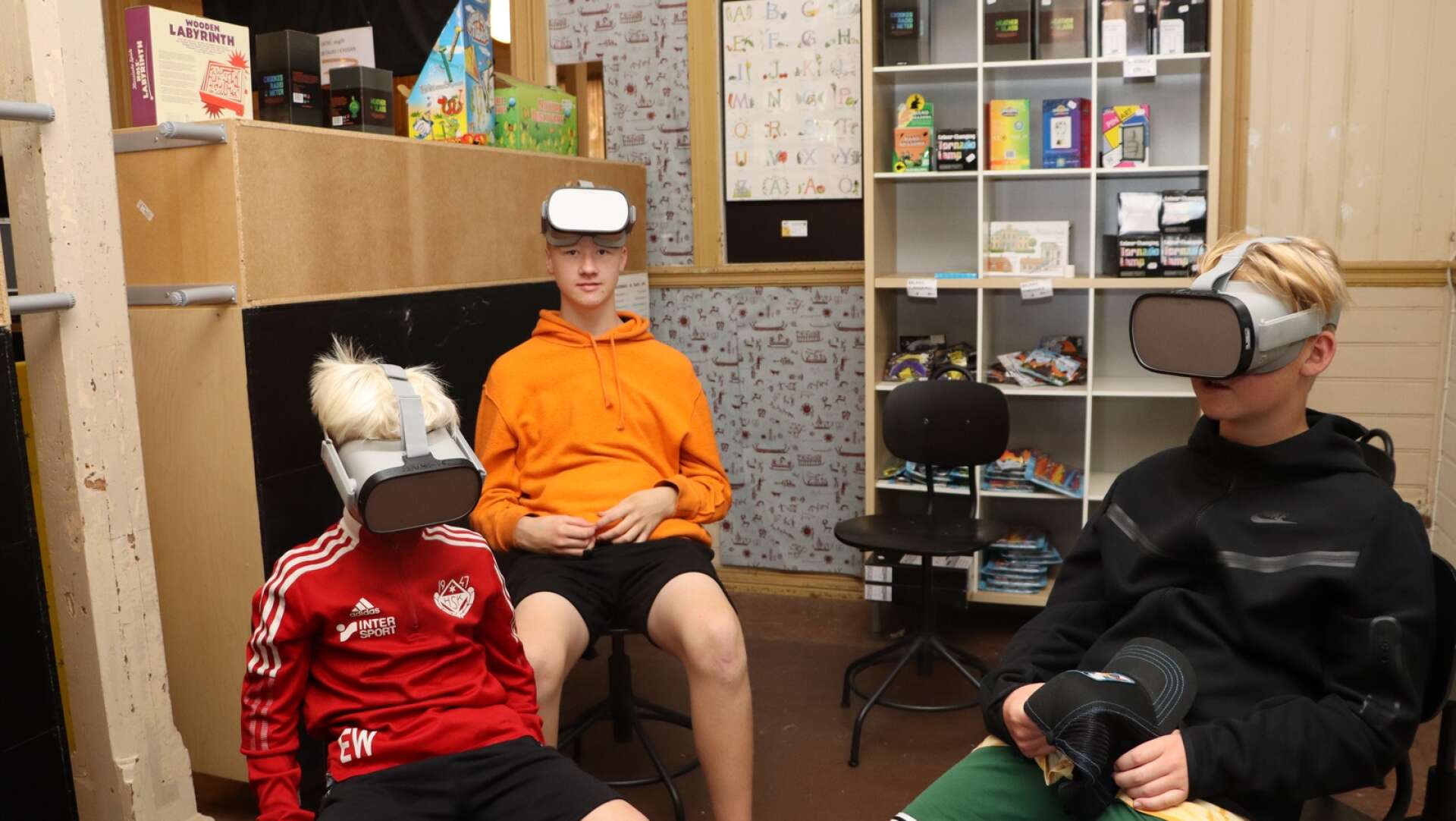 Oskar Wiktorsson, 13, tar en paus i tittandet på 360 graders filmer från olika platser runt om i världen. Hans bröder Emil, 9, och Erik, 11, tittar fortfarande på det de ser i VR-glasögonen på Experimenthuset. 