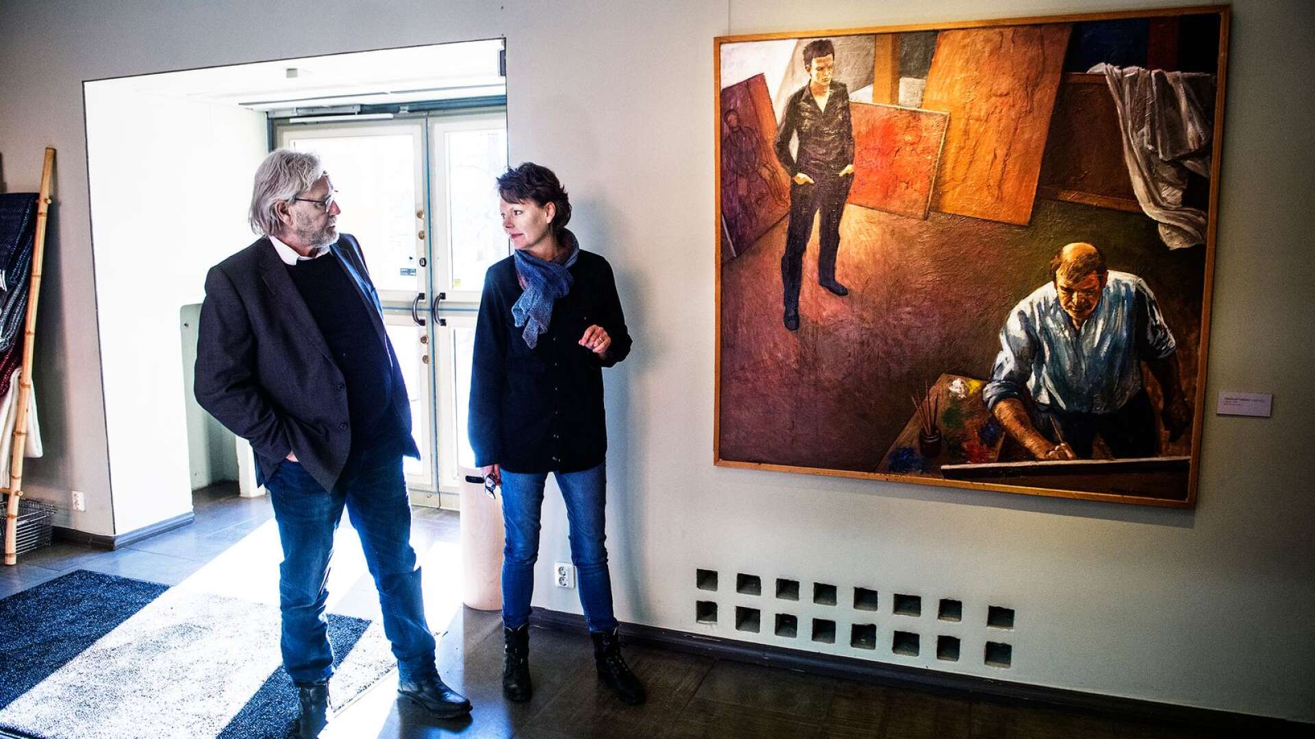 Bo Wadman Larson och Annika Eriksdotter från Värmlands konstnärsförbund framför Jörgen Zetterquists målning &quot;I ateljén&quot; på Värmlands museum.