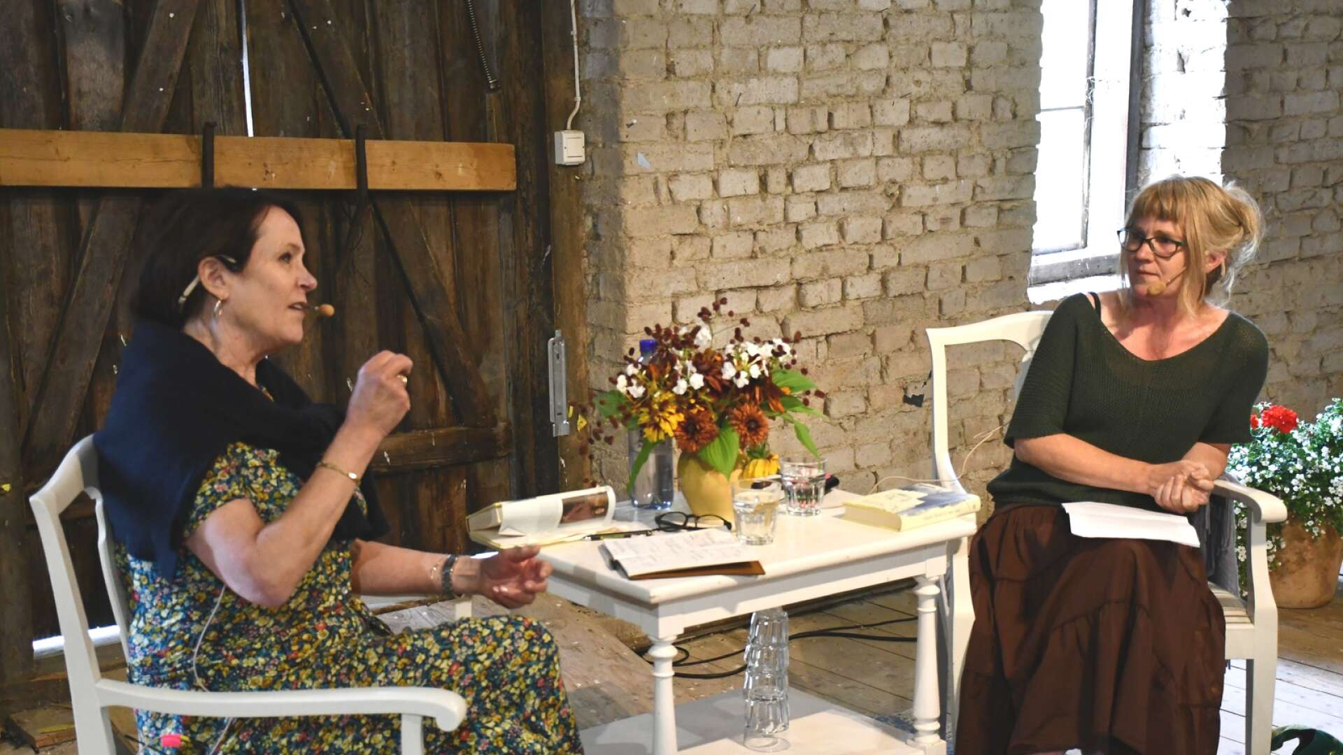 Vigdis Hjorth (till vänster) är en av Norges främsta författare, här är hon i ett samtal med och Kari Løvaas om ämnen som kan anses tabubelagda att skriva om. 