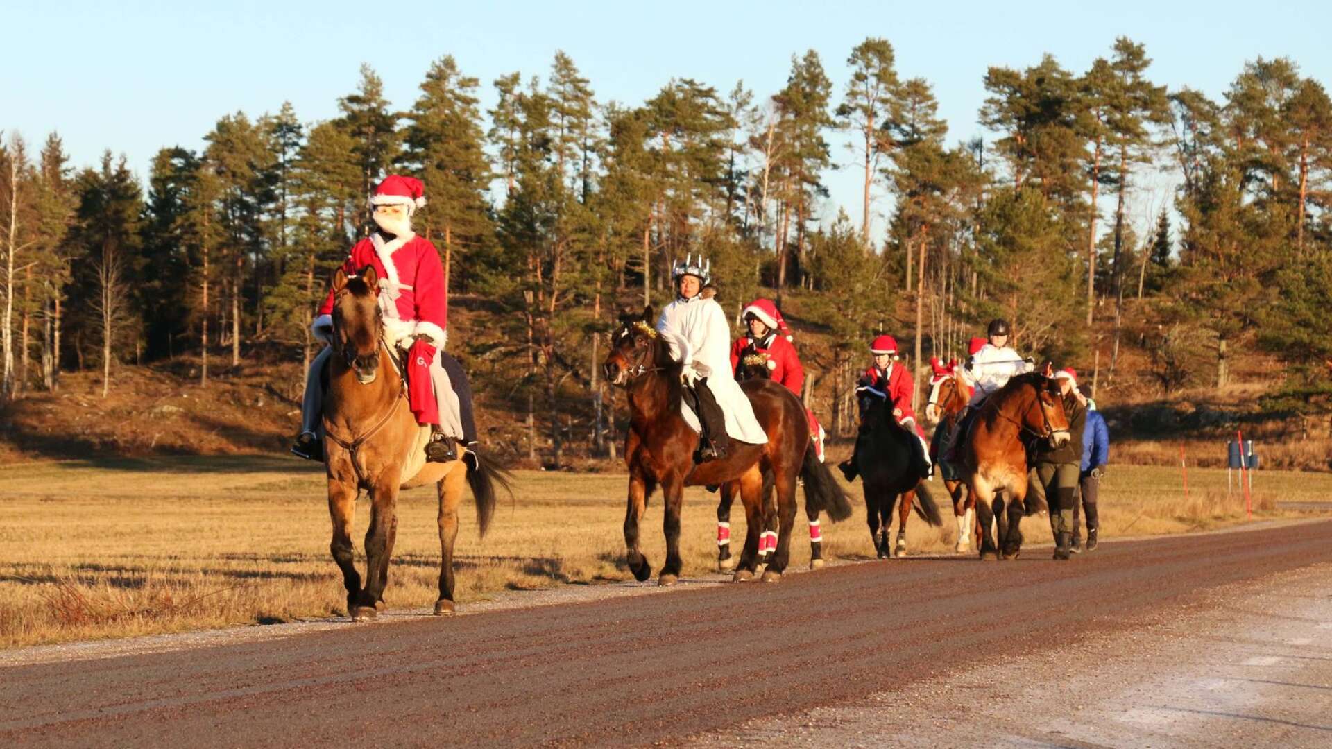 Den charmiga paraden med julpyntade hästar och ryttare anlände till Bölevallen.