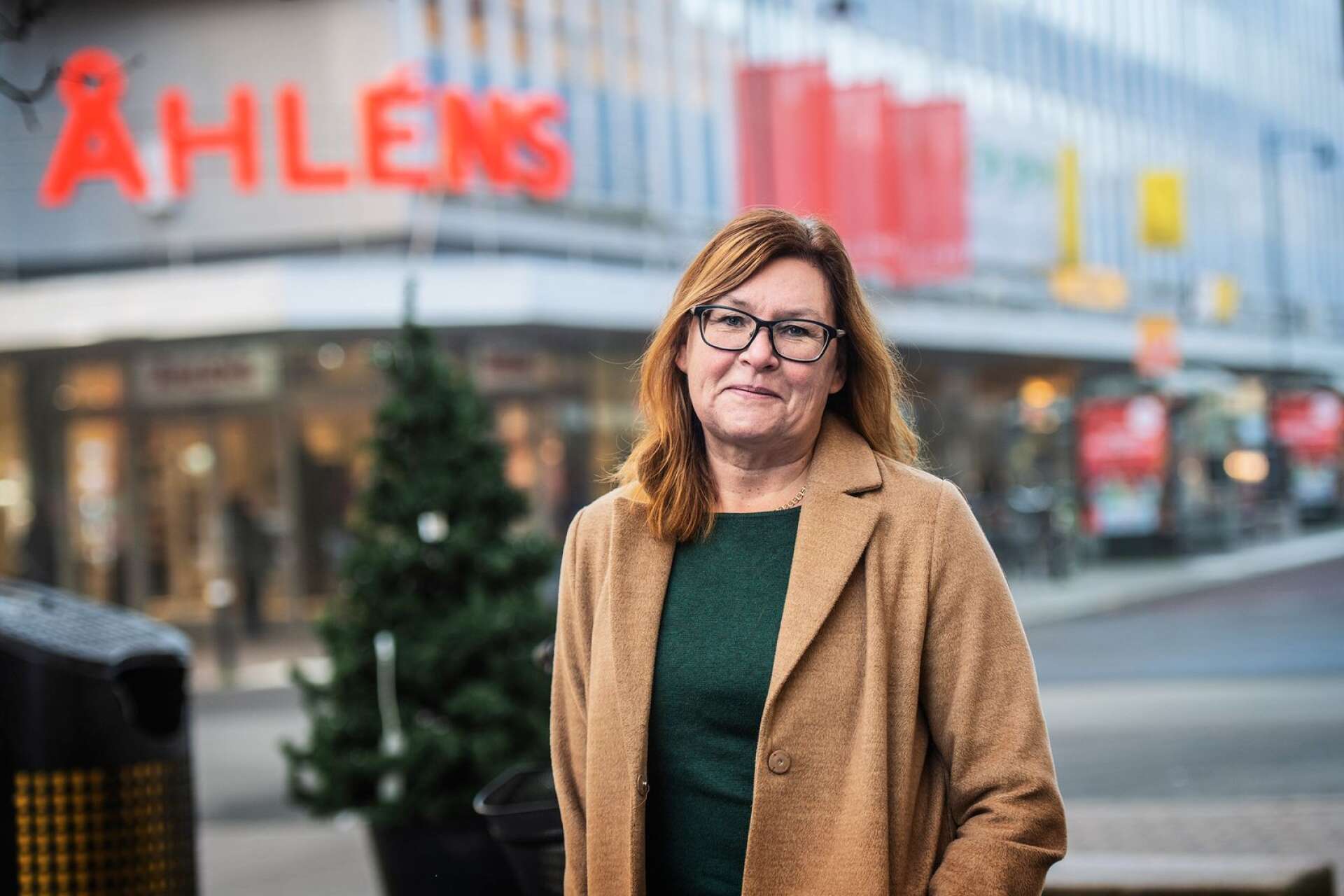 ”Jättehäftigt att vi spräcker glastaket”, säger Gunilla Svantorp, här på en arkivbild från i vintras, en stund efter att Magdalena Andersson valts som första kvinnliga statsminister i Sverige. 