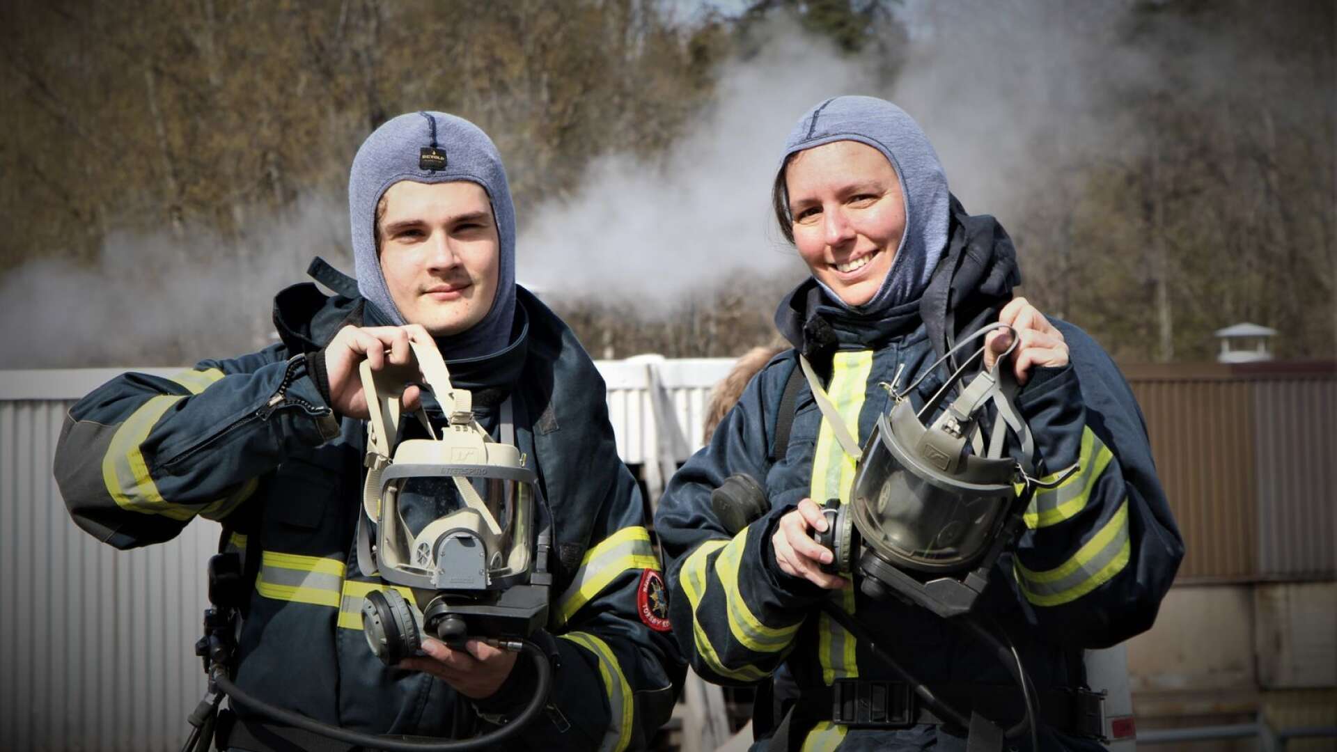 Nisse Jansson och Ulrika Haglund gör sig redo för varm rökdykning.