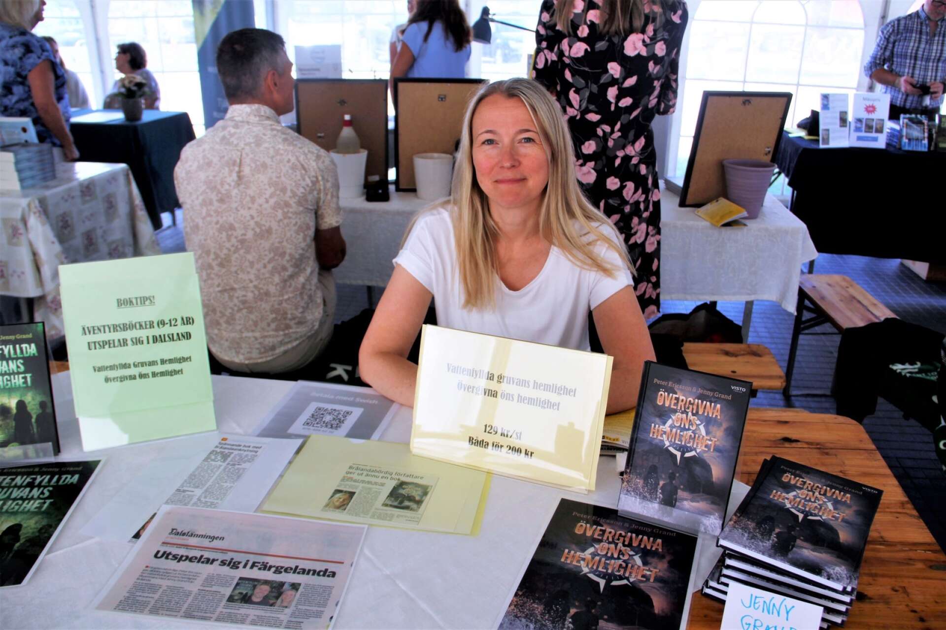 Jenny Grand satt i bokbordstältet och marknadsförde sina barnböcker med äventyr som utspelar sig i Dalsland.