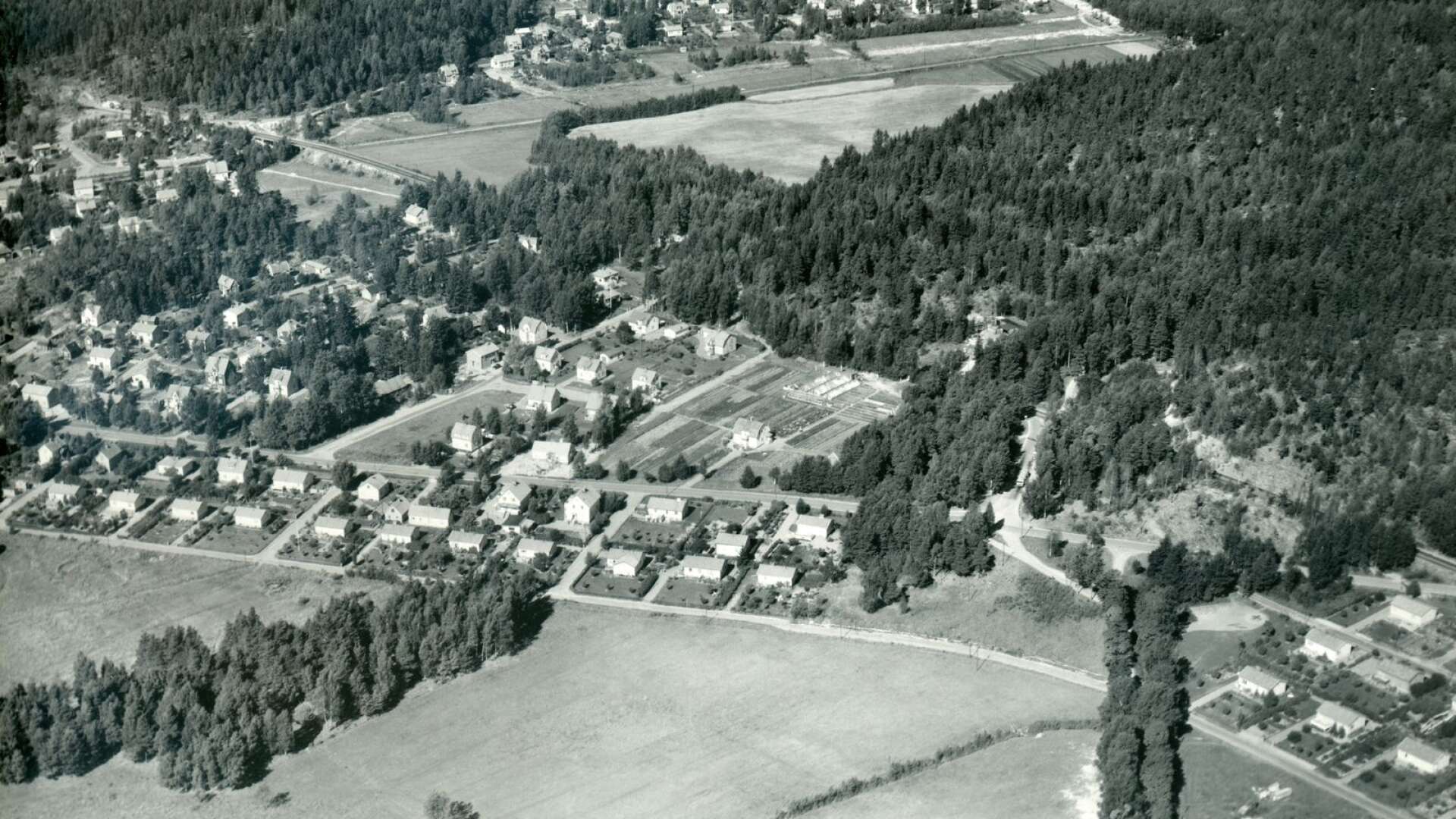Södra Kroppkärr från ovan 1955. Den nedersta vägen som skär vågrätt genom bilden är nuvarande Sjöängsgatan.