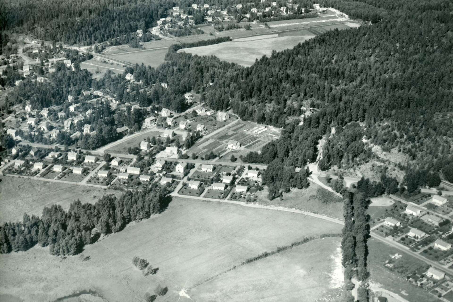 Södra Kroppkärr från ovan 1955. Den nedersta vägen som skär vågrätt genom bilden är nuvarande Sjöängsgatan.