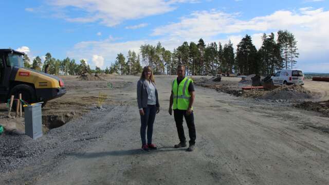 Jenny Wärnevall, mark- och exploateringsingenjör, och Anders Johansson, platschef, på plats i Jonsbol där Arvikas nya villaområde växer fram.