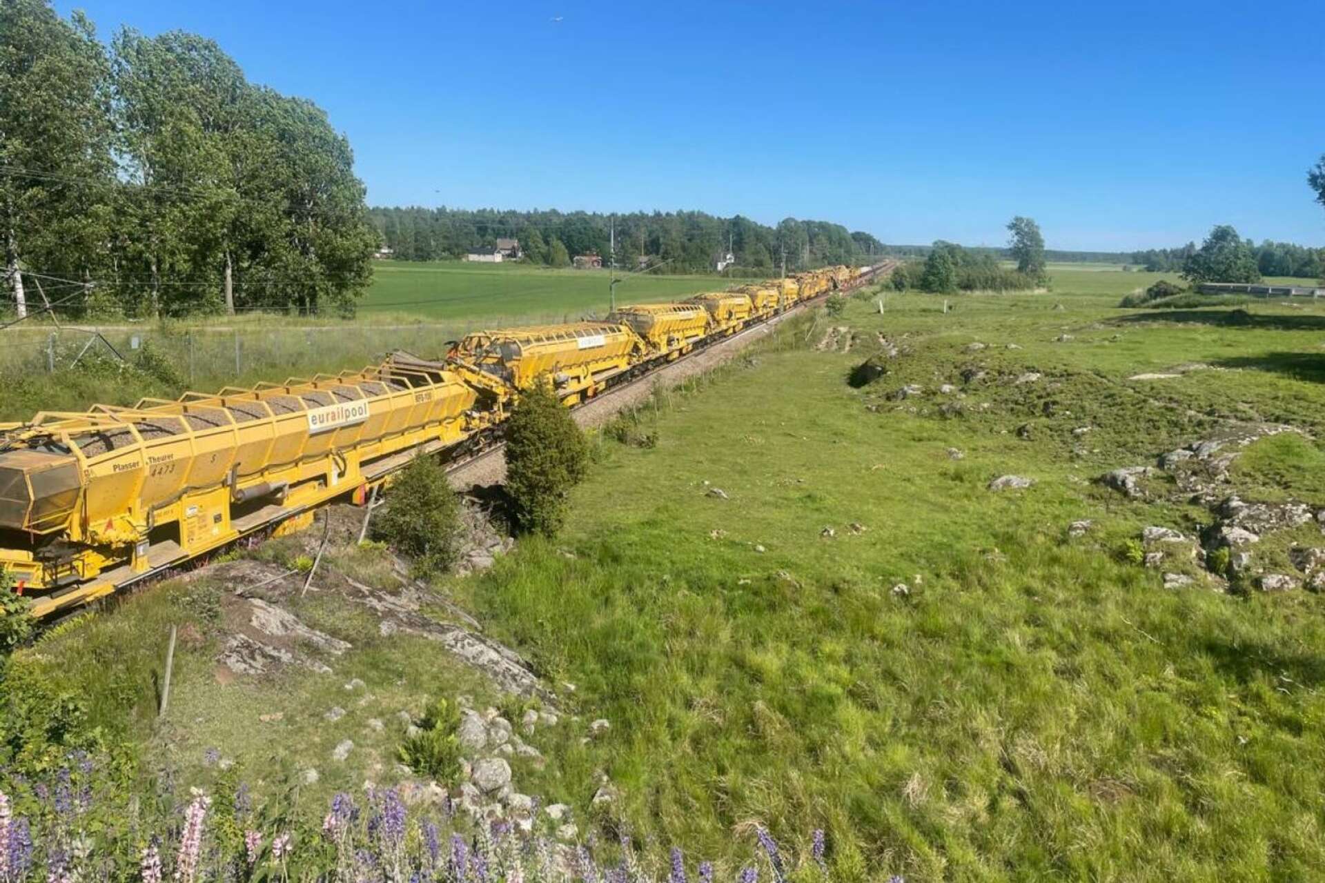 Så här ser det 800-900 meter långa specialtåget ut som genomför alla moment i spårbytet. Det inleder sitt arbete i Karlstad den 13 september.