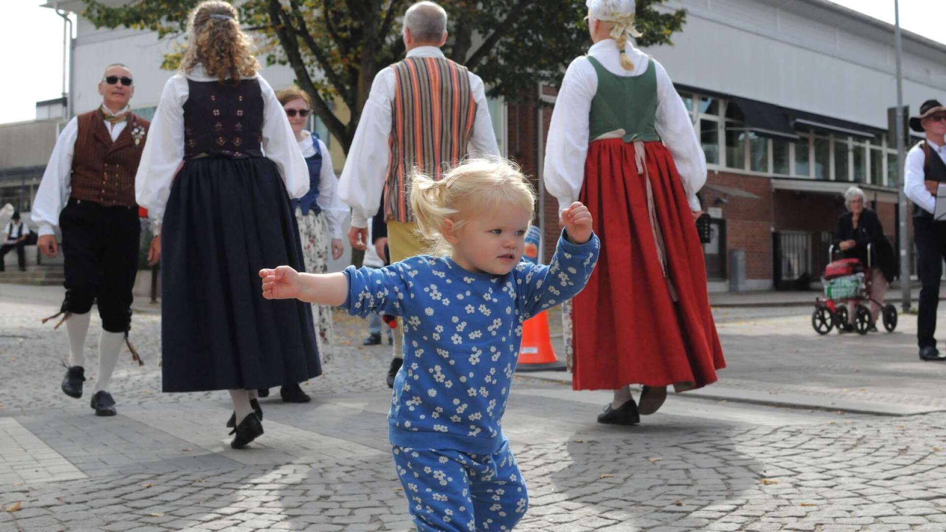 Hedda, två år från Norge är i Bengtsfors på semester med sin familj. Hon tycker att folkmusik är härligt att dansa till. Hon har sin egen lilla uppvisning på Storgatan när musikerna spelar.