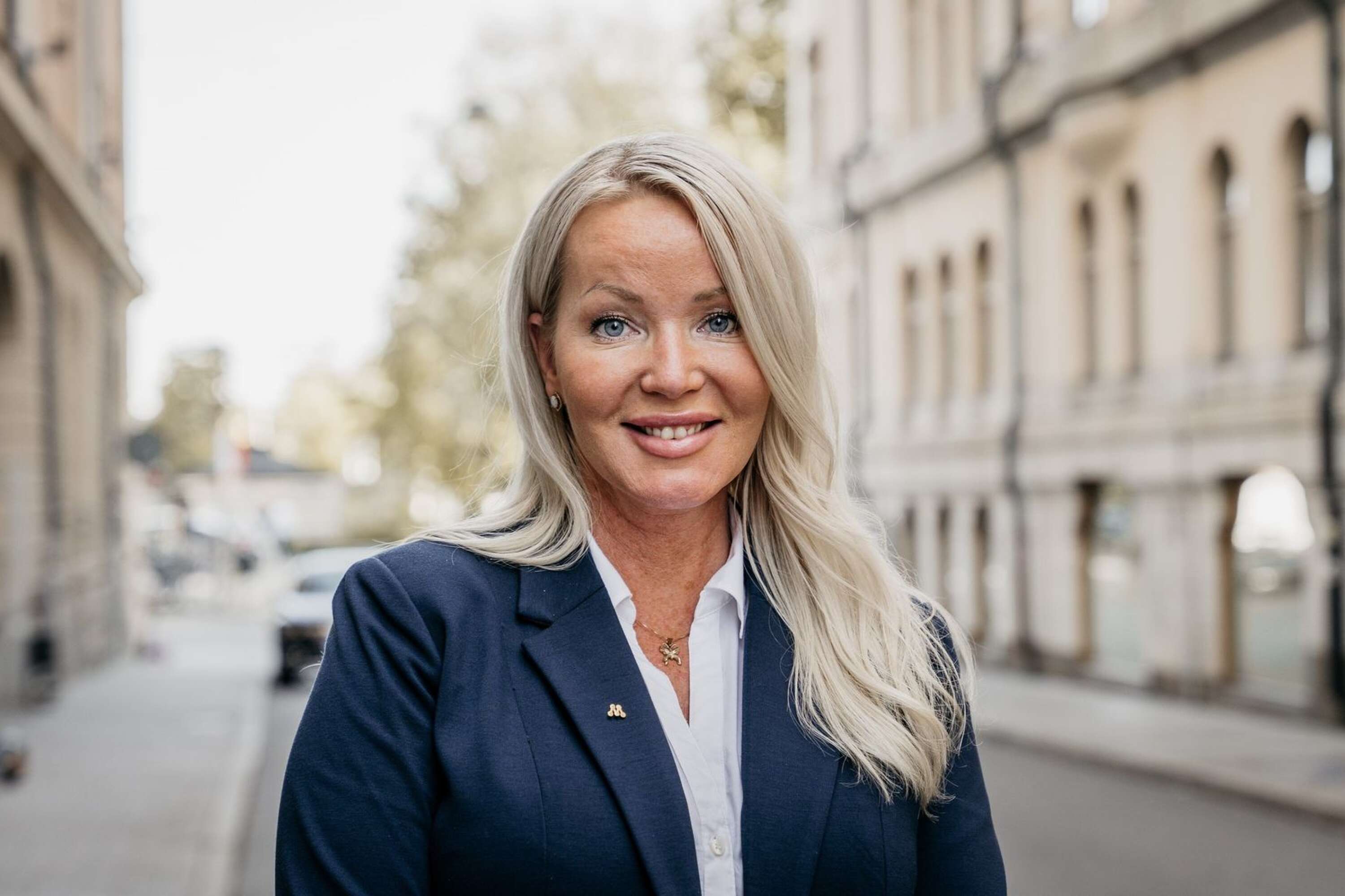 Cecilia Albertsson (M) ser med oro på att vargar under den senaste tiden har närmat sig samhällena i Hällefors kommun.