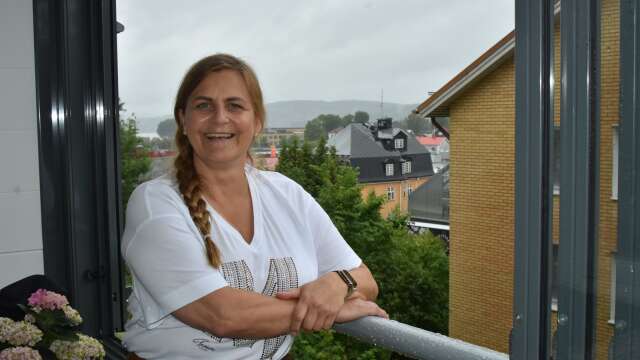Tina Thörner har blivit Arvikabo på riktigt och landat drömjobbet som HR-chef på Edanesången. Här står hon hemma på sin balkong med utsikt över centrala Arvika.