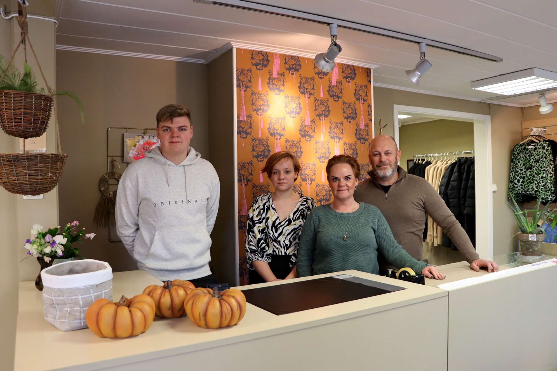 Hugo Jägevall, Alice Jägevall, Angeliqa Söder och Lasse Lifh hjälps åt i butiken.