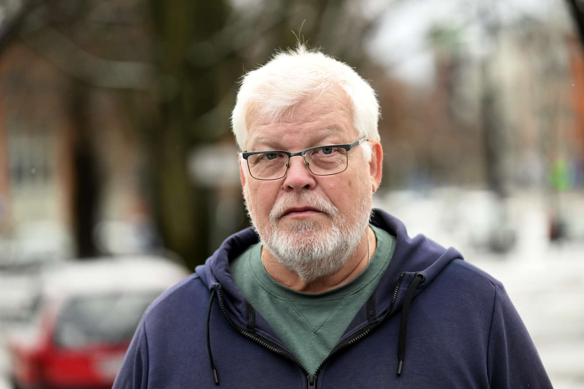 Tomas Andersson, pensionär, Karlstad: ”De vill ju ha in folk till centrum, men de vill inte ha in bilar. Det går inte ihop. Själv åker jag hellre till Bergvik än in till stan, för det är krångligt med parkering och dyrt dessutom. Politikerna snackar mycket men det blir ingen verkstad – som vanligt.”