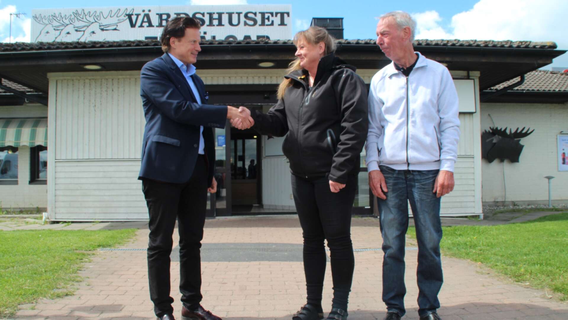 Tack för affären. Mikael Tervaniemi och Annika och Ronny Berg avslutar köpet av Tre Älgar, som numer officiellt heter Rasta Grästorp.
