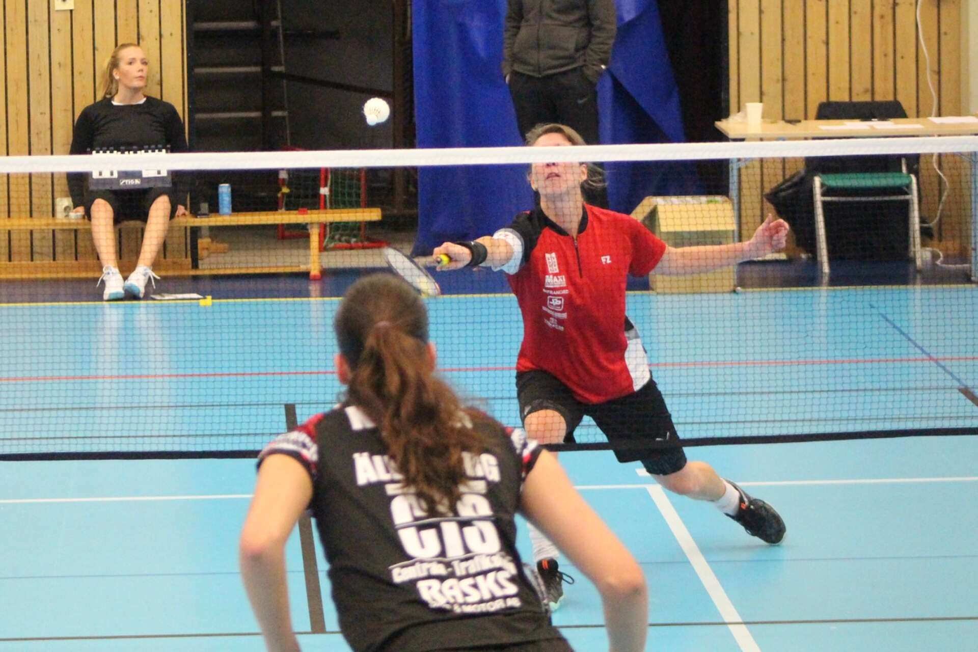 Pernilla Gustavsson (i rött) i en stenhård singel som slutade med förlust. 