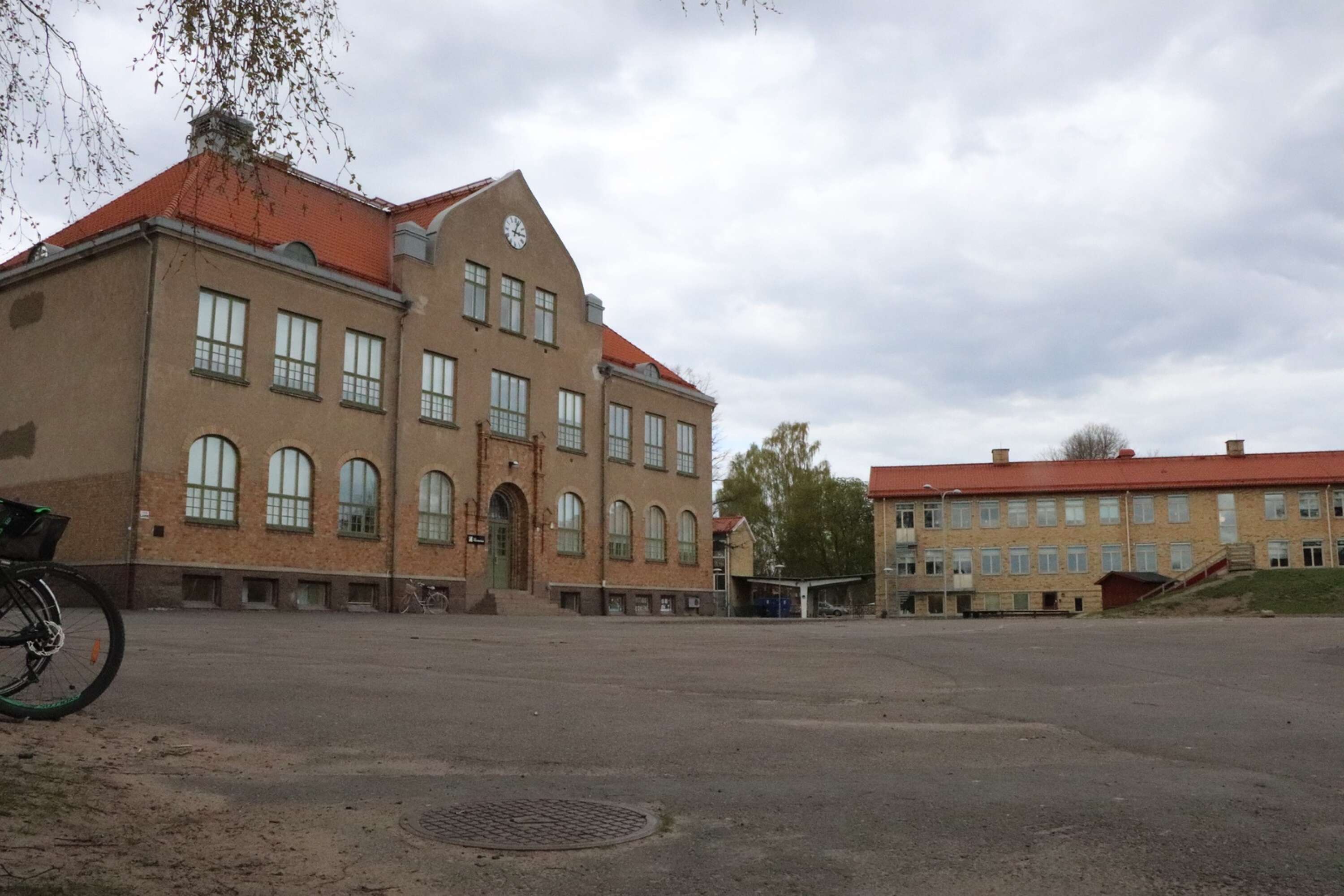 Skolgården med dagens asfaltsyta vid Folkskolan, där Kulturskolan huserar, ska bli mer grönskande och få ett rejält lyft med bland annat multisportyta.