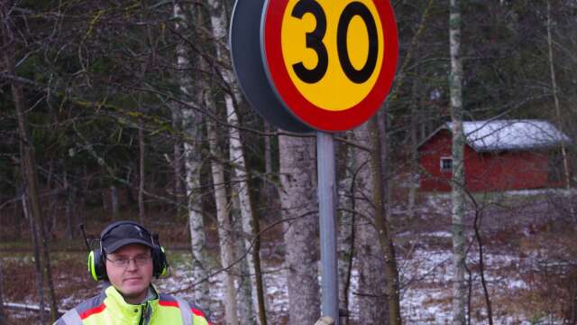 Lars Johansson från Svevia satte upp fyra skyltar som visar att det numera råder hastigheten 30km/timme förbi infarten till Långseruds friskola
