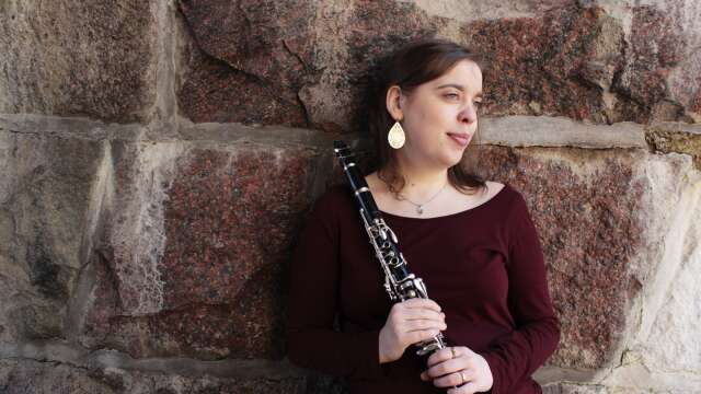 Therese Hugosson är Sveriges enda kvinnliga riksspelman på klarinett. Med albumet Brokig har hon velat utforska instrumentets alla möjligheter.