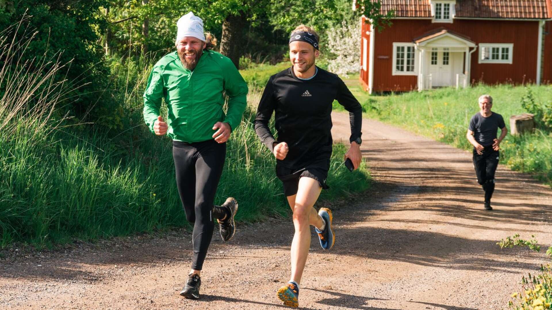 Fredrik Häggmark laddar för sin sista (?) triathlon-tävling, den första på hemmaplan. På bilden syns två andra som varit drivande i projektet, Magnus Hedlund (grönt) och Per-Åke Larsson (bakgrunden).