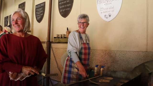 Carina Strid och Marie-Louise Gustavsson steker med gott humör pannkakor till besökare på riddarveckan. 
