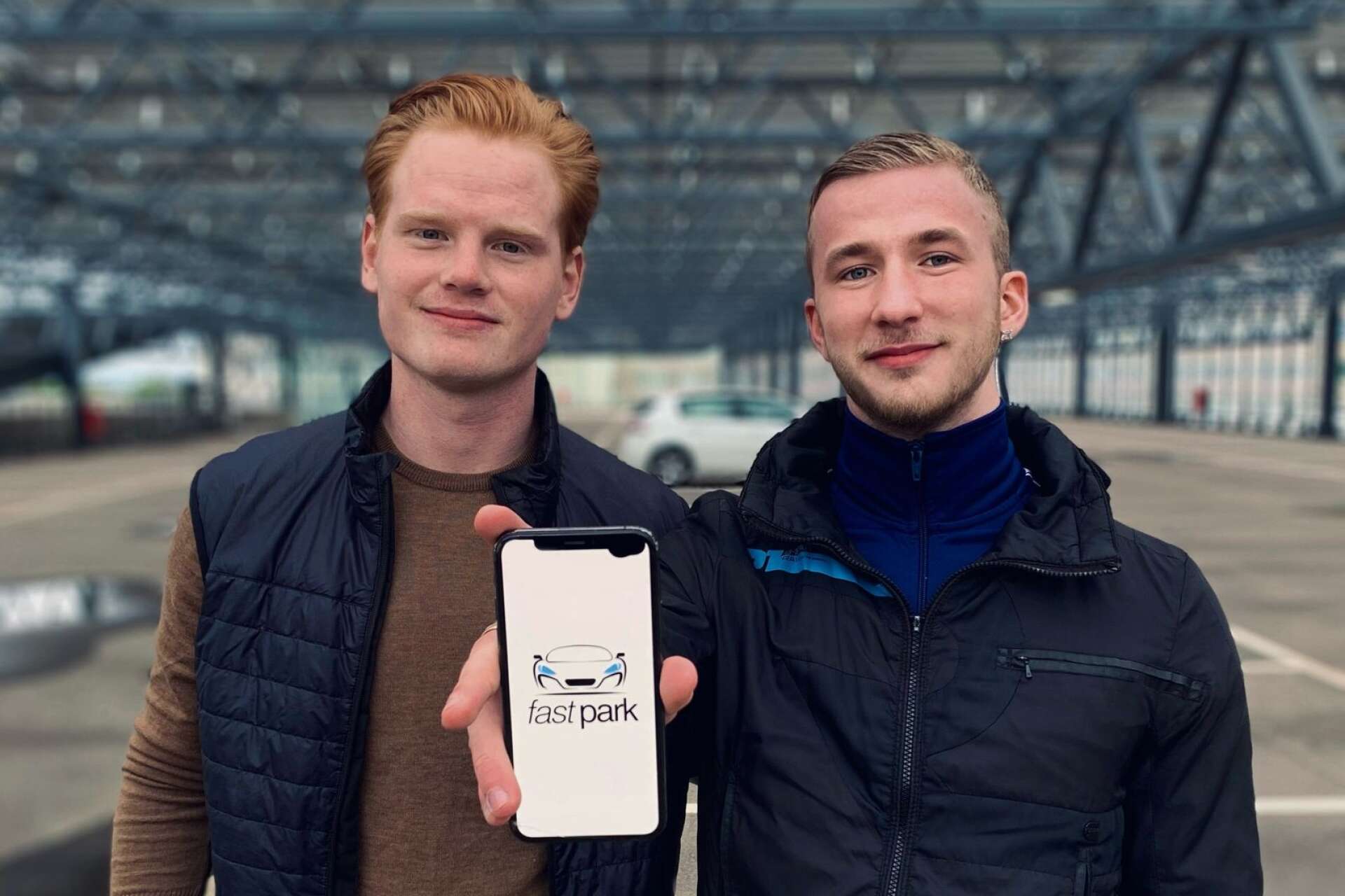 19-årige Albin Samuelsson (till vänster) driver FastPark ihop med 18-årige Oscar Nilsson.