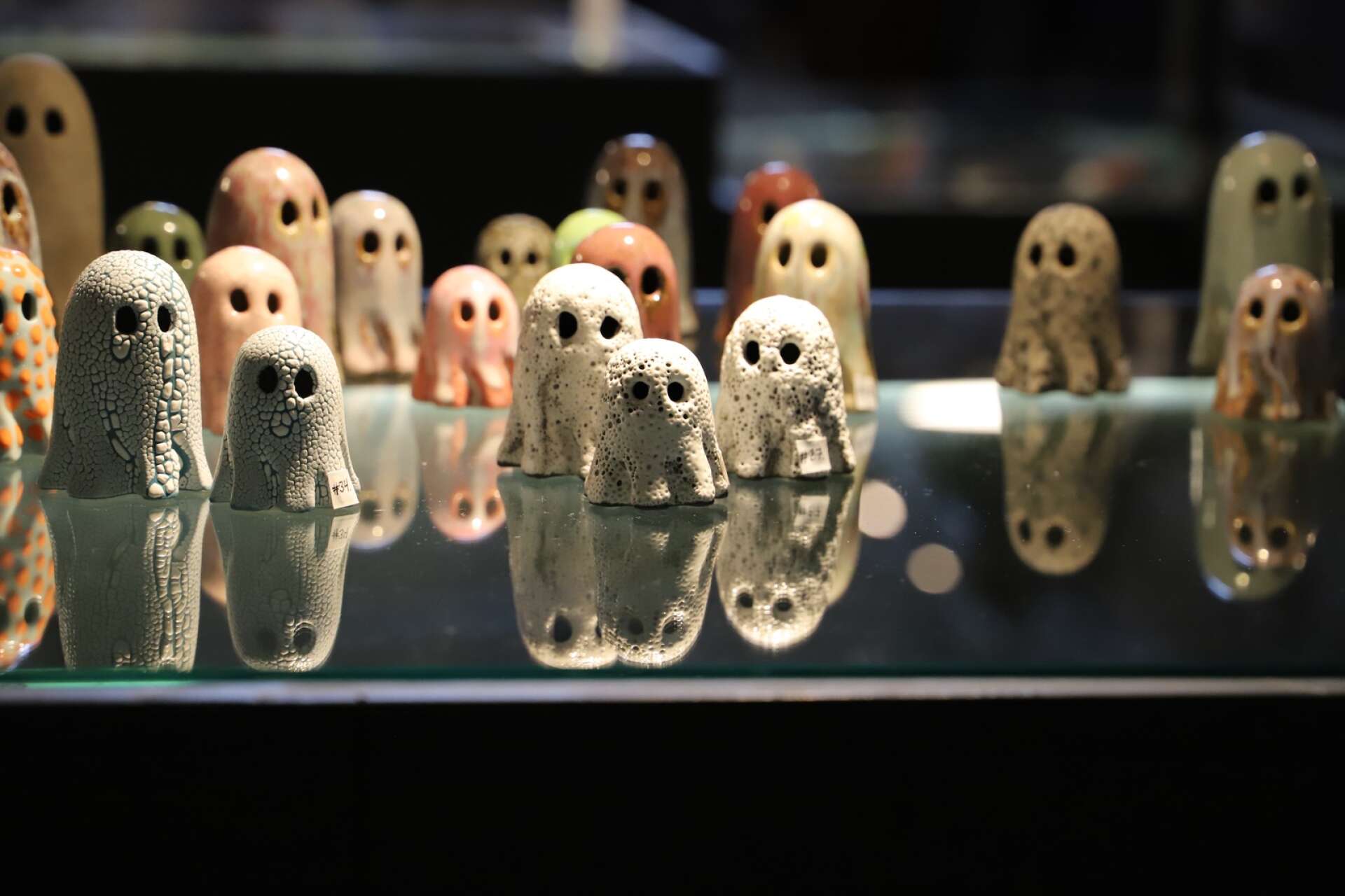 I helgen är det sista rycket på sommarens säsong på Gamla kraftstationen i Deje. Bland utställarna finns Ghost Ceramics Gbg som gör uttrycksfulla spöken.