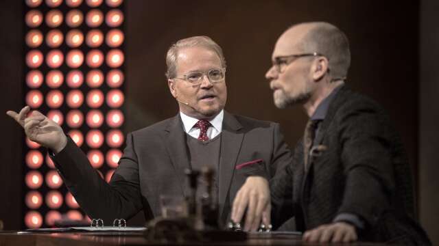 Fredrik Lindström och Kristian Luuk programleder På Spåret.