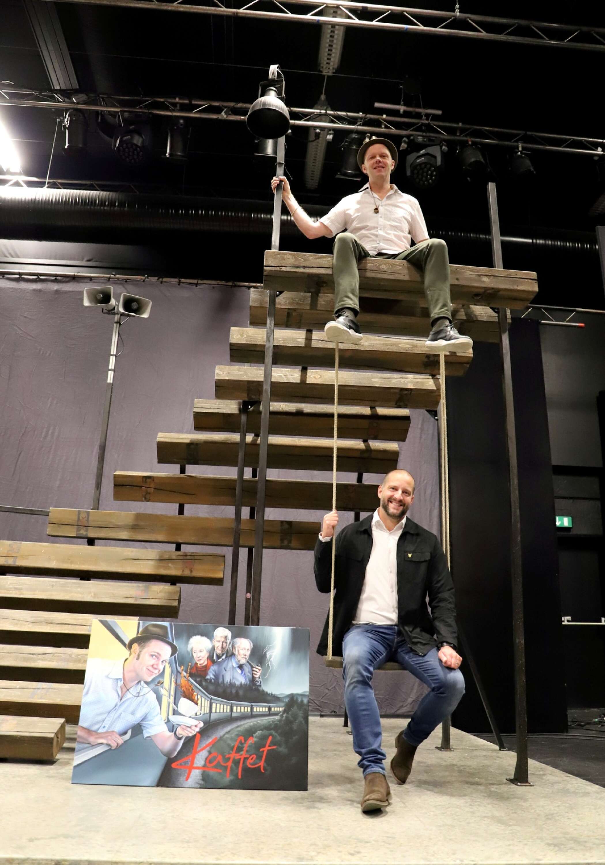Olof Wretling och Mathias Frykholm i scenografin som skapats av Kalle Rundkvist.