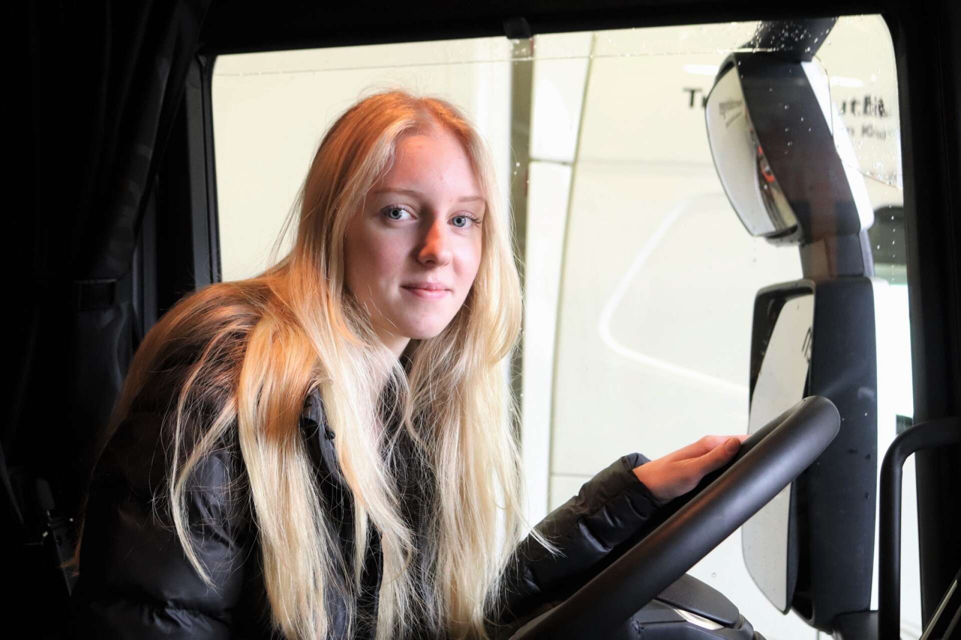 18-åriga Lova Bergström tycker om att köra lastbil.