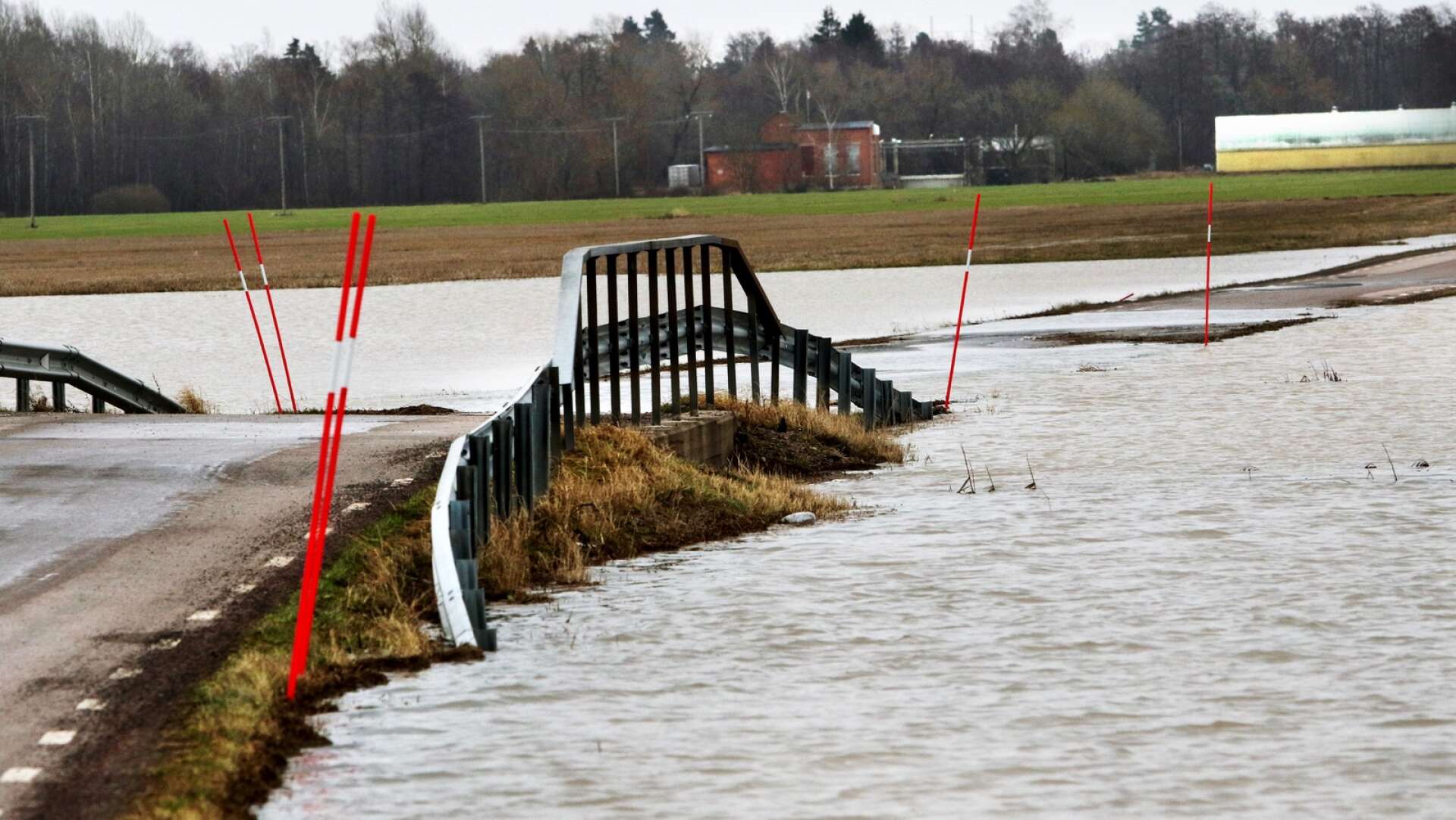 En översvämning vid ån Tidan har stängt av väg 2953 mellan Boterstena och Tidavad.