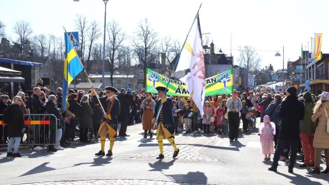 Kulturskolans sambatåg ger en festlig inramning till påskparaden.