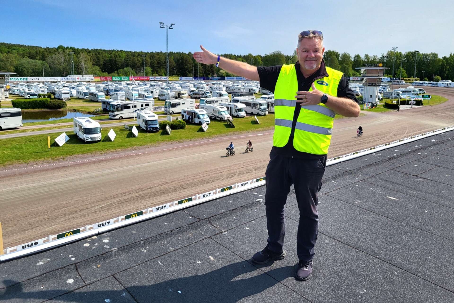 Åke Andersson, vice ordförande Husbilsklubben, visar upp en mäktig syn över travovalen där 730 husbilar samlats under dagarna fyra. Åke Andersson, vice ordförande Husbilsklubben, visar upp en mäktig syn över travovalen där 730 husbilar samlats under dagarna fyra.