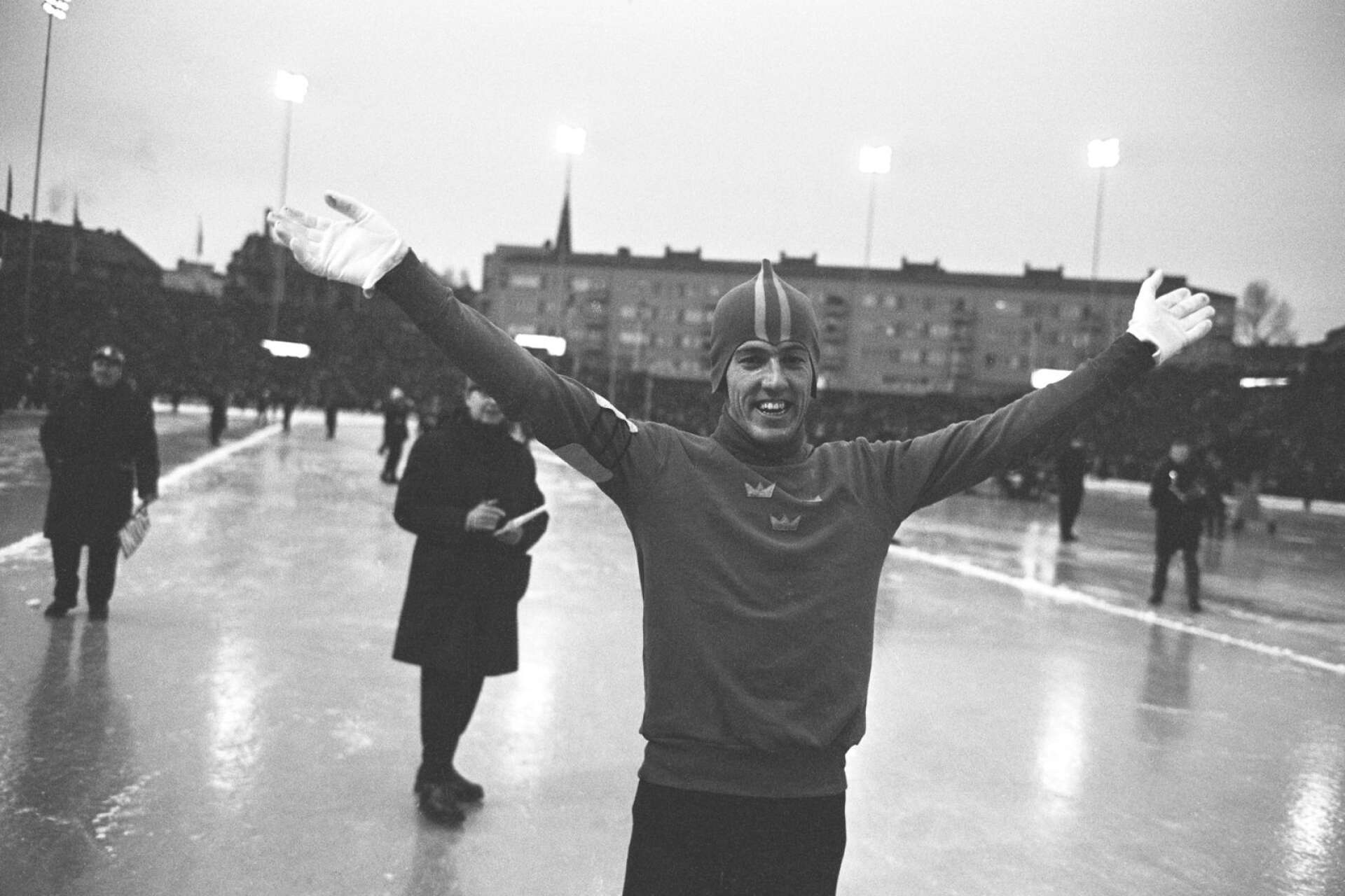 Oslo den 13 februari 1965. Här vinner Jonny Nilsson VM-guld på 5000 meter med tiden 7.33.2, vilket också var ett nytt världsrekord. 