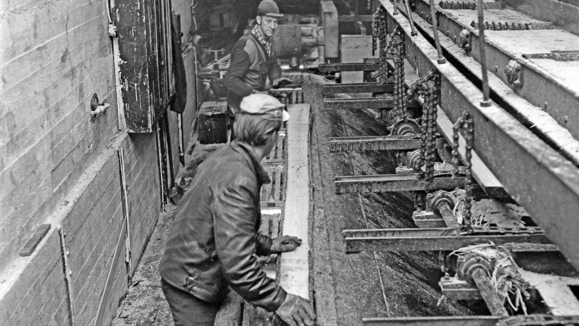 Jakobssons industrier försattes 1971 i konkurs. Det drabbade bland annat sågverket. I april gjordes den sista sågningen där. Säffle-Tidningen var på plats och fotograferade. 