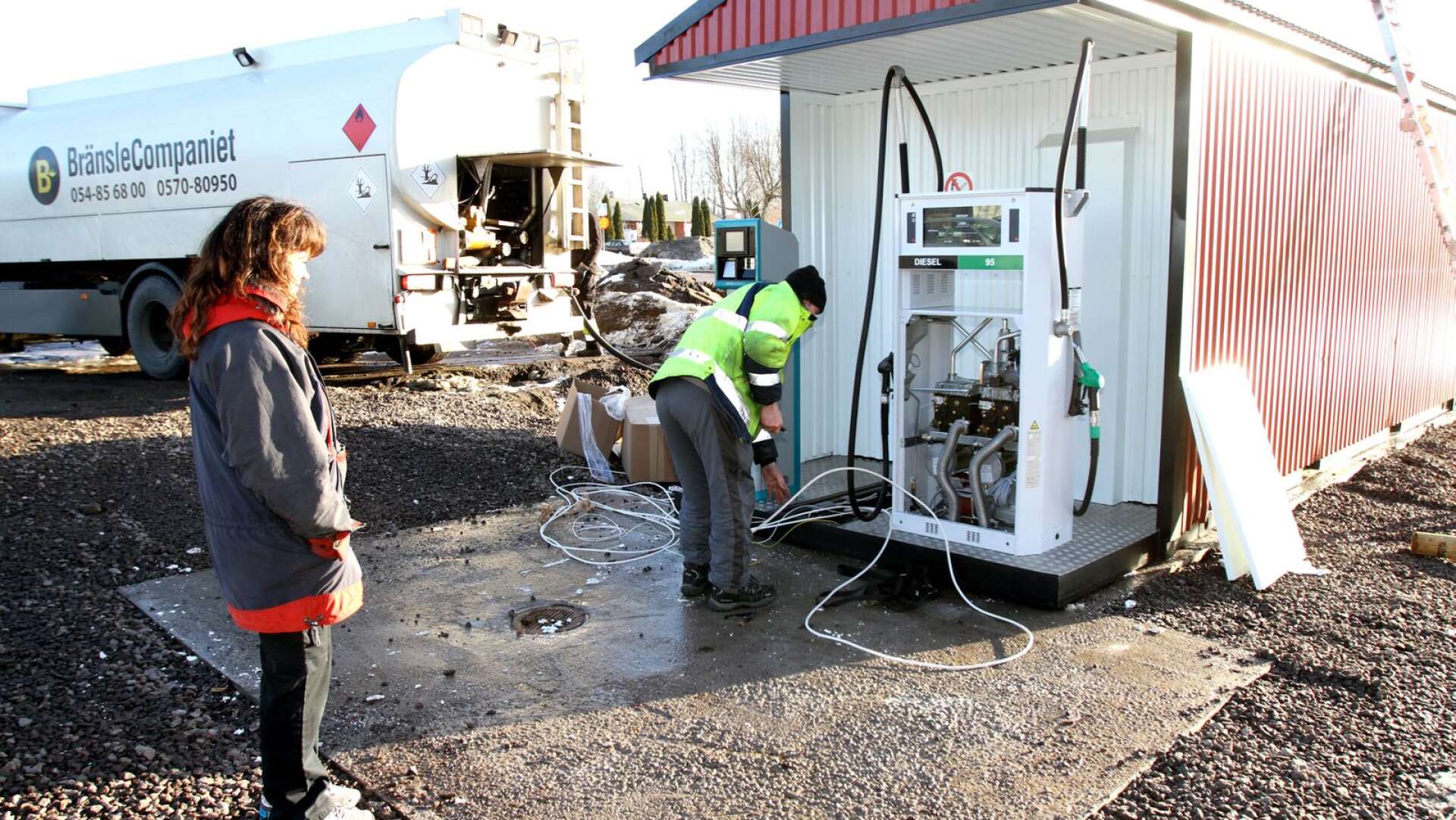 Nyvalls i Bäckhammar installerar en bensinpump.