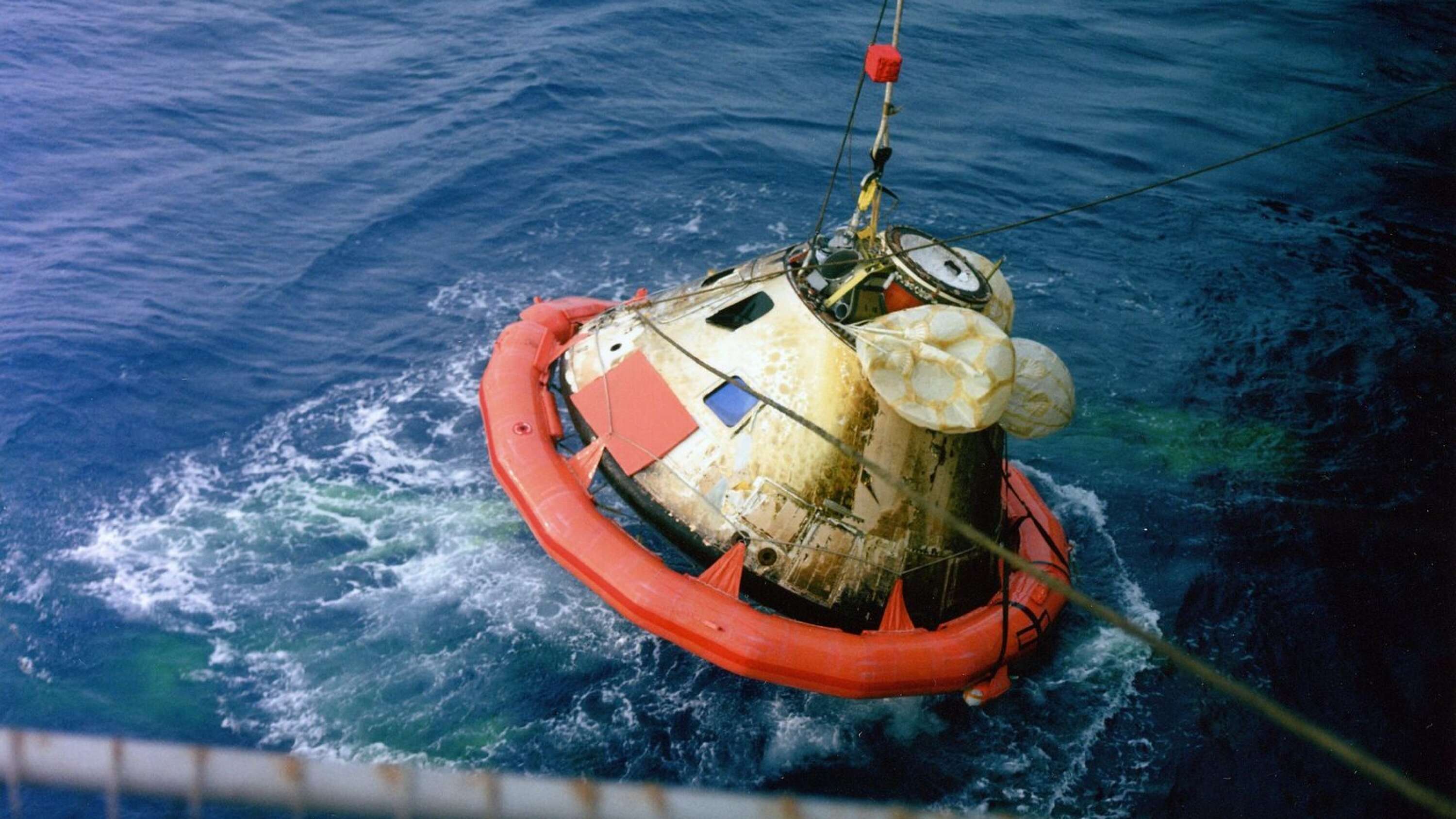 Apollo 8-kapseln tas ombord på USS Yorktown efter landning.