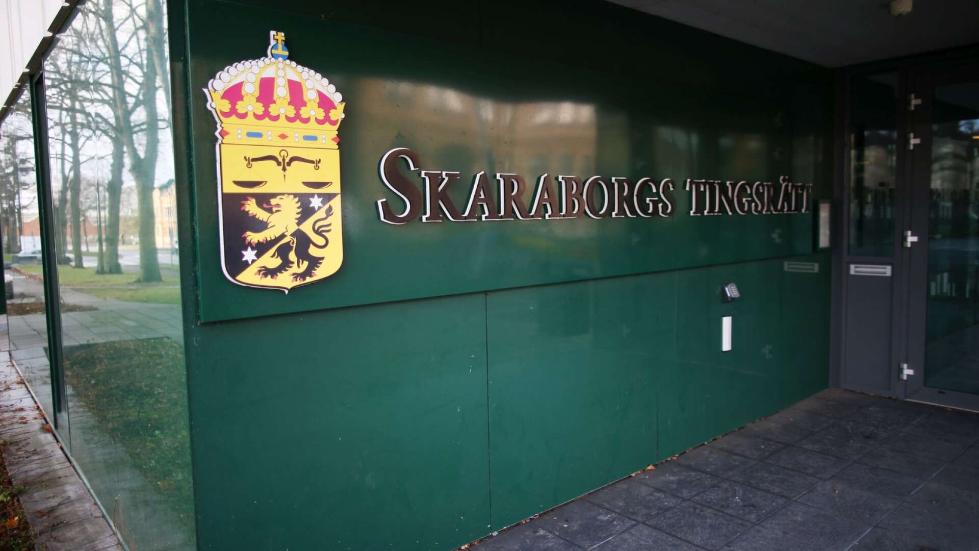 En känd artist åtalas vid Skaraborgs tingsrätt misstänkt för grov fridskränkning, brottsoffret är en närstående till mannen.