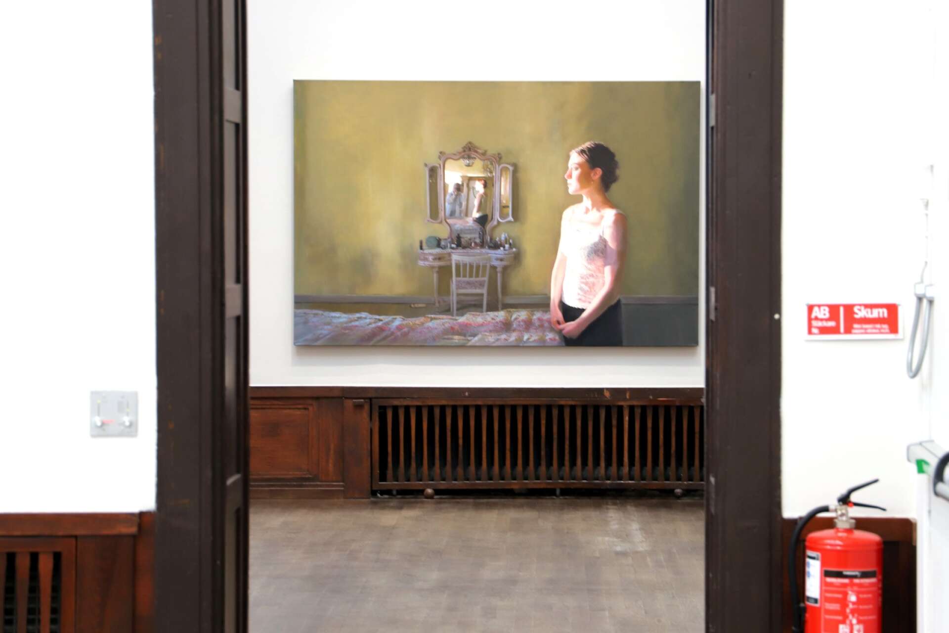 Ett av utställningsrummen fylls av bilder med speglar, ett tema som Karin Broos har mörka minnen till.