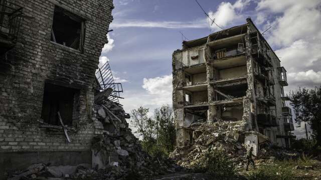 Kriget fortsätter med oförminskad styrka och Ukraina är fortfarande i stort behov av hjälp. Arkivbild från Izium.