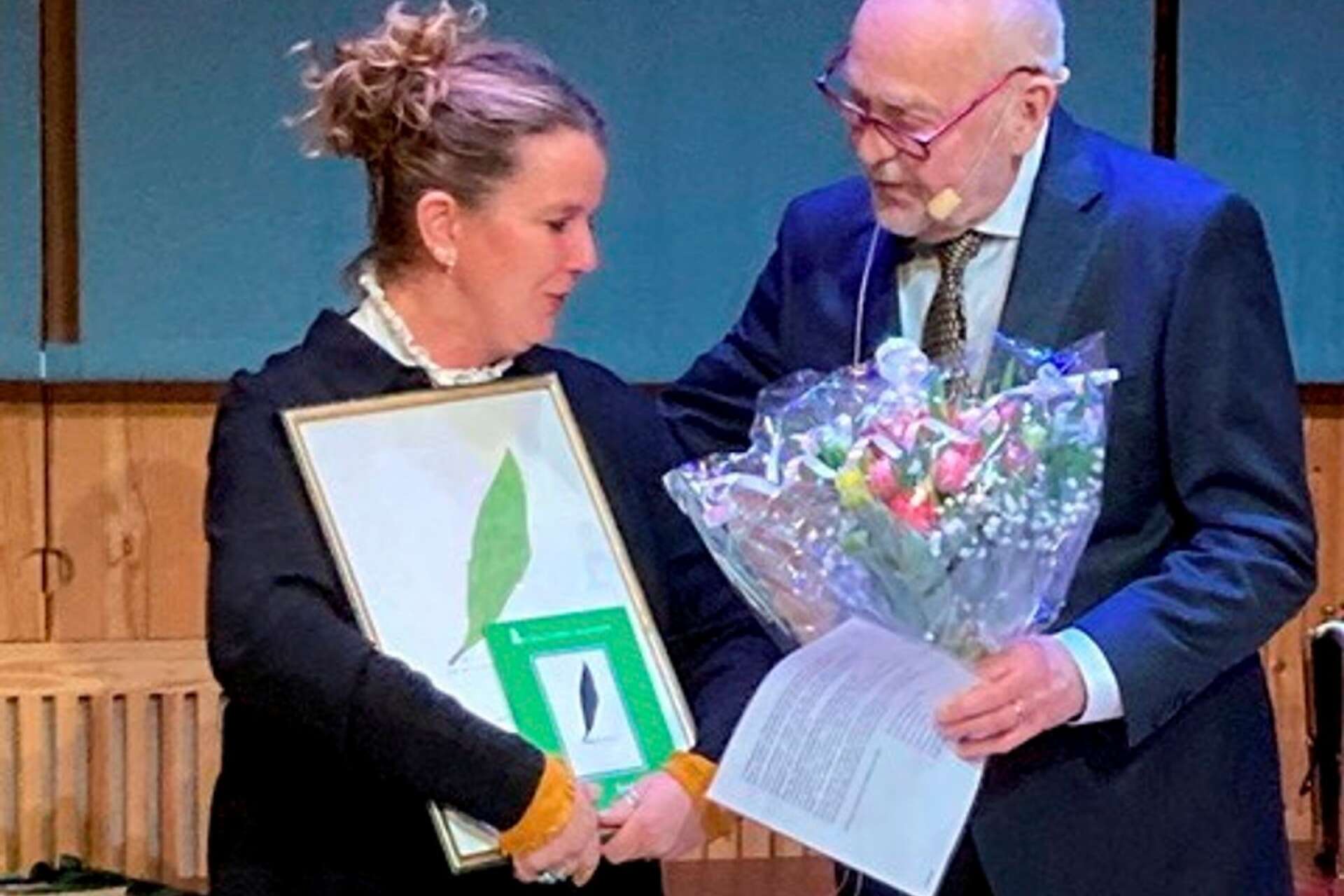 Bengt Sahlström överlämnade det vackra diplomet, designat av Anita Stjernlöf-Lund, till pristagaren Linn Sönstebö Mossberg.