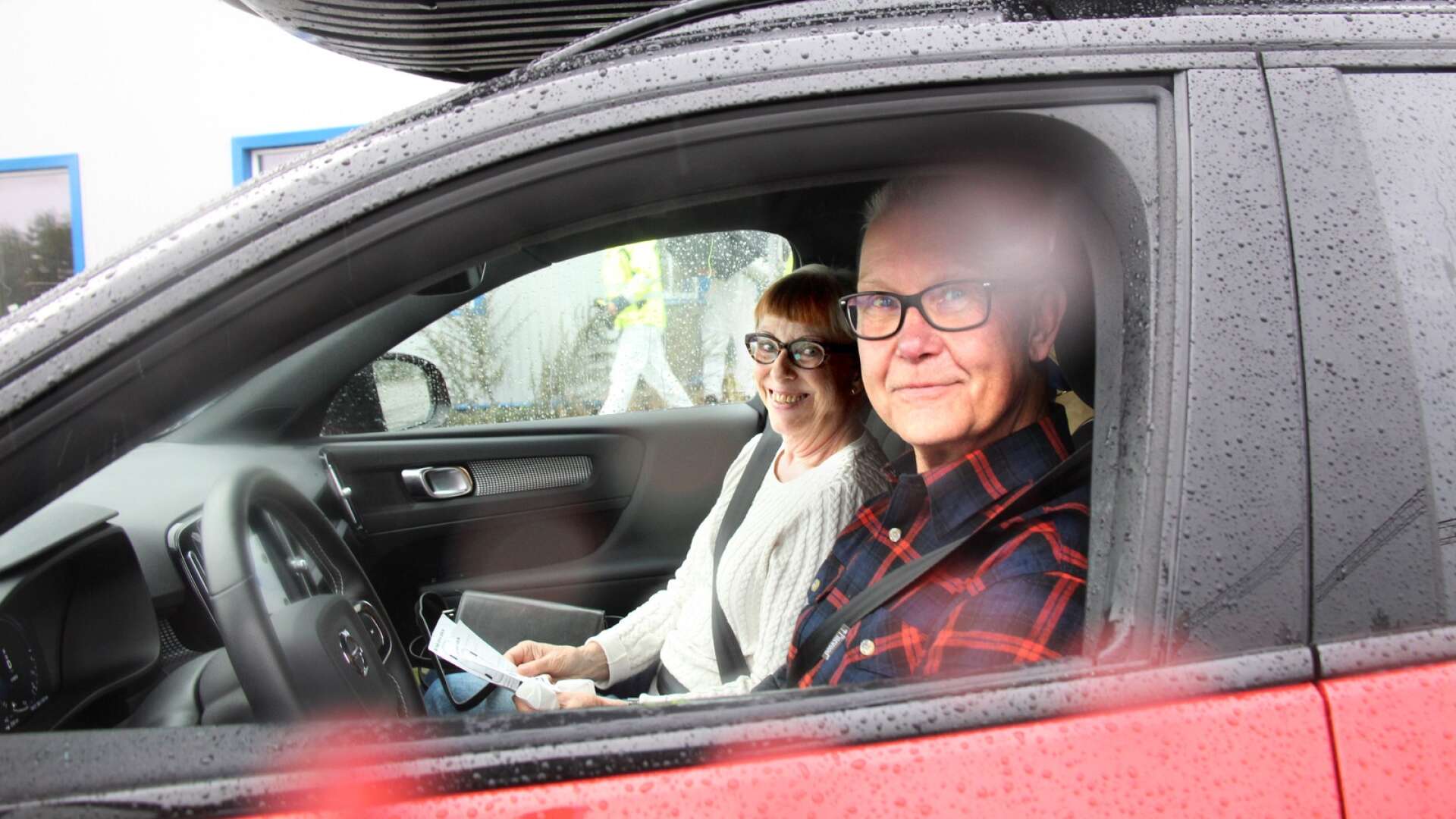 Göran och Barbro Sjöström var ute på en längre bilfärd och passade på att få sina däck kontrollerade vid däckrazzian i Brännebrona under torsdagen.