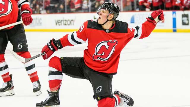 Fabian Zetterlund är del av en trade mellan New Jersey Devils och San Jose Sharks. Han är en av spelarna som lämnar Devils för spel i San Jose efter en uppgörelse i natt, svensk tid.